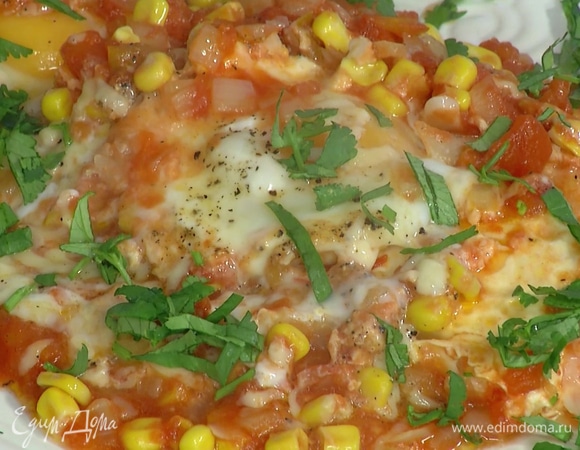 Кинзу мелко порубить и посыпать яичницу.