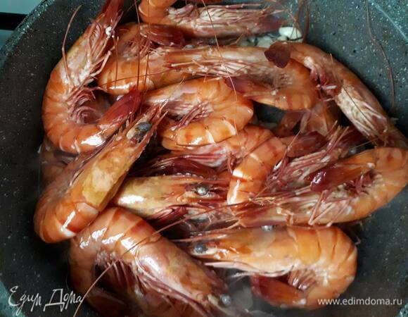 Раздавите чеснок и прогрейте на сковороде с оливковым маслом. Затем добавьте креветки и обжарьте до готовности, как в моем рецепте креветок в чесночном масле: https://www.edimdoma.ru/retsepty/145034-krevetki-v-chesnochnom-masle. Затем убавьте огонь и выложите их из сковороды, оставив чеснок.