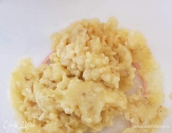 Надо взять два крупных банана и растолочь в пюре.