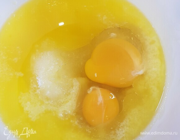 К пюре добавить сахар, соль, яйца, муку, какао и хорошо перемешать.