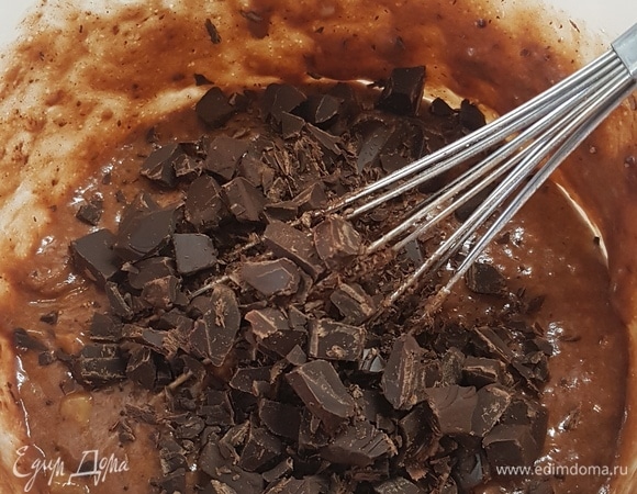 Горький шоколад крупно порубить и добавить в тесто.