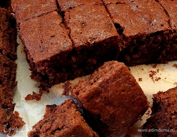 Готовый брауни разрезать на квадратики.