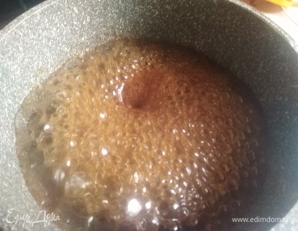 Добавить 1 ст. л. соевого соуса и 1 ч. л. бальзамического уксуса. Прокипятить в течение 2–3 минут.