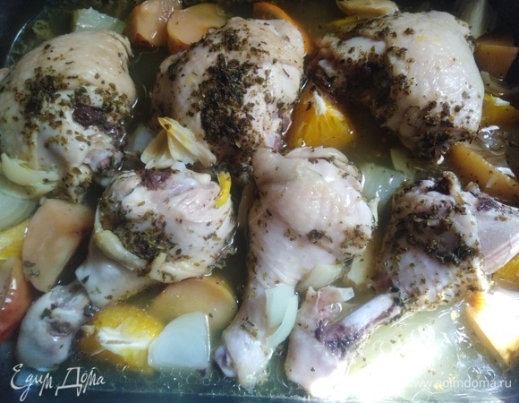 Достать окорока. Бульон процедить.