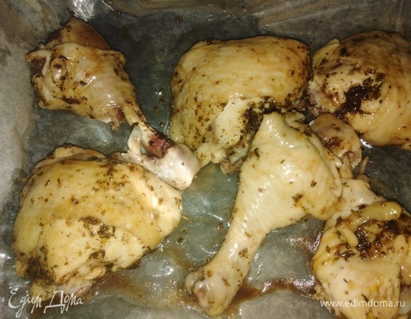 В противень налить немного воды. Застелить пекарской бумагой. Выложить окорочка и смазать глазурью. В духовке прибавить огонь до 200°C. Поставить окорока на 10 минут.