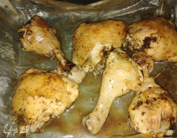 Смазать еще раз окорока глазурью и отправить обратно в духовку на 15 минут.