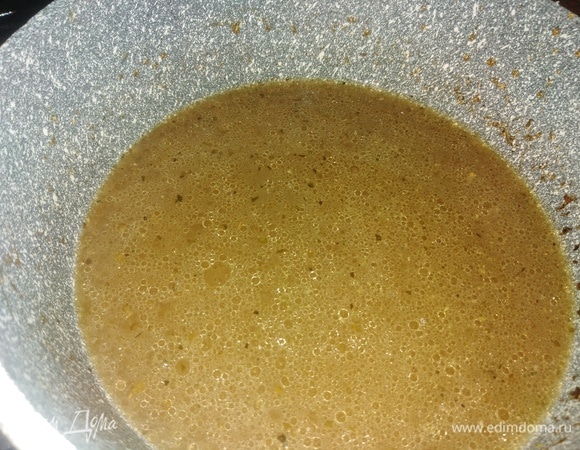 В бульон влить 1 ст. л. соевого соуса. Прокипятить.