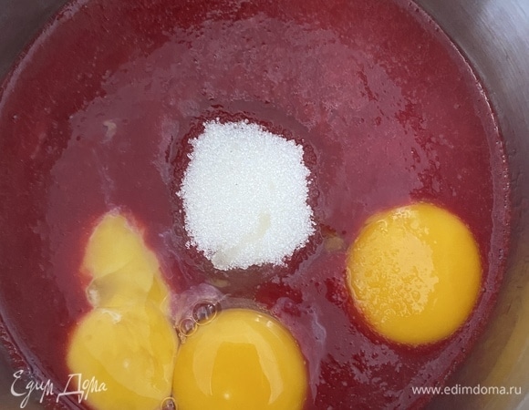 Готовим малиновое пюре или берем покупное замороженное. Я использую свежую малину. Ее необходимо пробить блендером, протереть через сито. Отмерить 150 г! Добавить к пюре желтки и сахар.