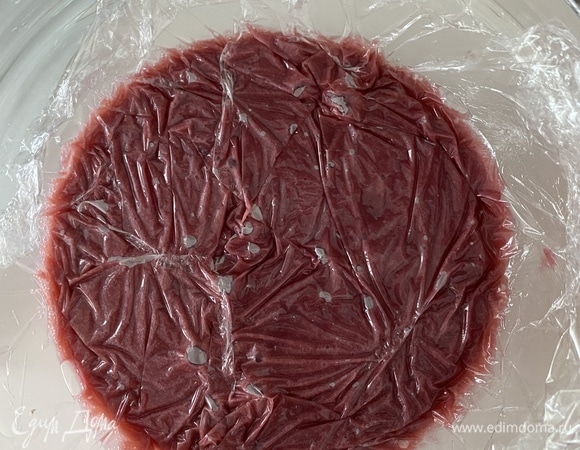 Далее уварить смесь до загустения в сотейнике с толстым дном, постоянно помешивая венчиком. Готовую массу переложить в другую емкость, накрыть пленкой в контакт. Остудить до комнатной температуры, затем убрать в холодильник и охладить в течение 1 часа.