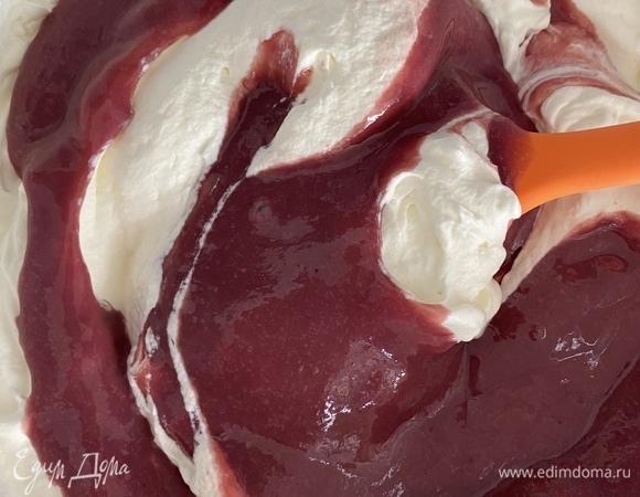 Холодные сливки взбить в пышную густую массу. Смешать охлажденную малиновую массу со взбитыми сливками. Наше мороженое готово! Осталось заморозить.