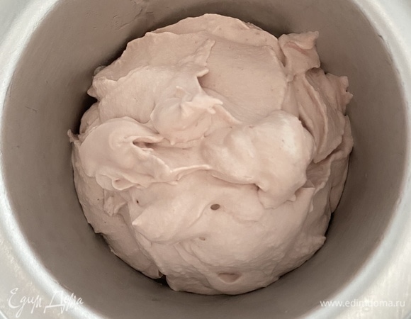 Я делаю в мороженице. Если у вас ее нет, необходимо в течение нескольких часов каждые 40 минут доставать массу из морозилки и перемешивать, чтобы не образовывались кристаллы льда. У меня мороженица допотопная, она не особо хорошо его делает, но мешать не нужно. Цикл длится 1,5 часа. Потом убираю в морозилку на хранение, если долежит. Попробуйте, это очень вкусно!