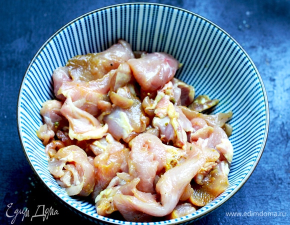 Нарежьте филе на средние кусочки (у меня филе бедра индейки уже было нарезано). Можете слегка отбить скалкой для мягкости.