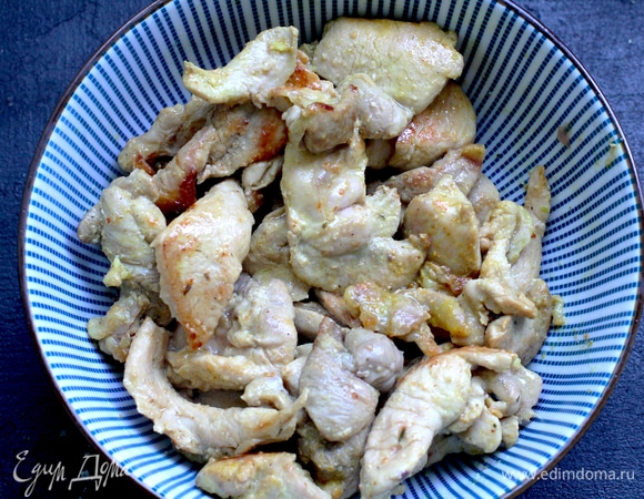 Приправить солью, перцем и, если жарите в муке, то обвалять в ней, стряхнуть излишки. Я жарила без муки.