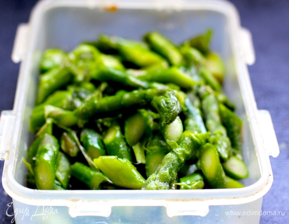 Вымойте спаржу, отломите жесткие концы. Если вы берете замороженную спаржу, то не мойте и не отрезайте ничего — эта спаржа полностью обработана. Стебли нарезаем диагональными ломтиками, головки оставляем целыми.