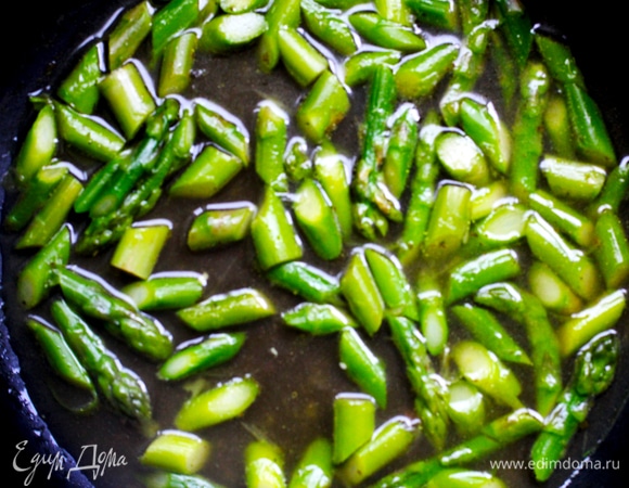 Нагрейте оливковое масло в большой сковороде. Когда оно станет горячим, добавьте филе и обжаривайте с двух сторон около 2 минут. Выложите на тарелку.