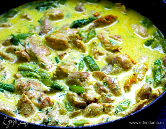 В эту же сковороду влейте бульон и доведите до кипения. Добавьте спаржу и бланшируйте примерно 2 минуты. Снова положите обжаренное филе, готовьте вместе около 1 минуты, помешивая.