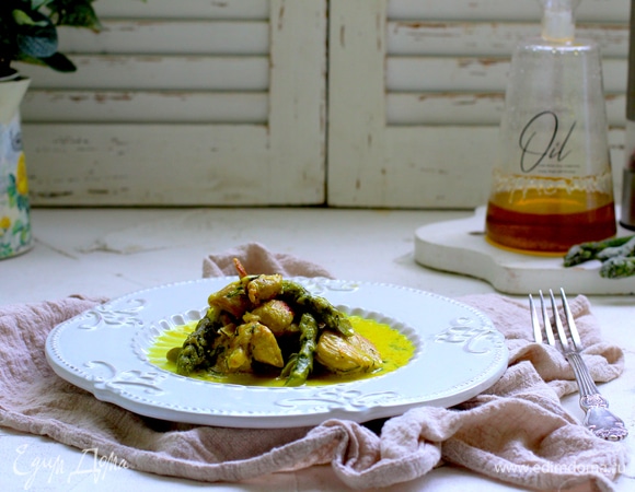 Добавьте сливки, куркуму и измельченный базилик или укроп, сливочное масло, если вам нужен дополнительный жир, и перемешайте. При необходимости прокипятите соус еще немного, чтобы он загустел.