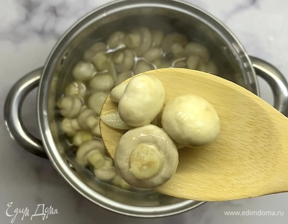 Варим 15 минут, выключаем огонь и перекладываем грибы в банку.