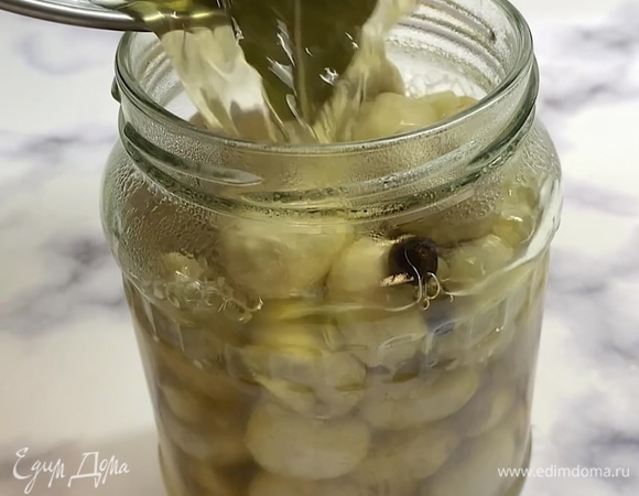 Вливаем маринад так, чтобы он покрывал грибы.