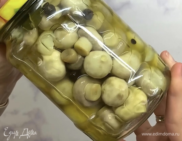 Закрываем крышкой, оставляем остывать и после убираем в холодильник.