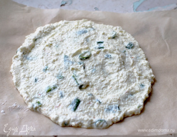 Готовую массу вылить на горячую сковороду с антипригарным покрытием, но лучше на бумагу для выпечки, особенно если сковорода обычная.