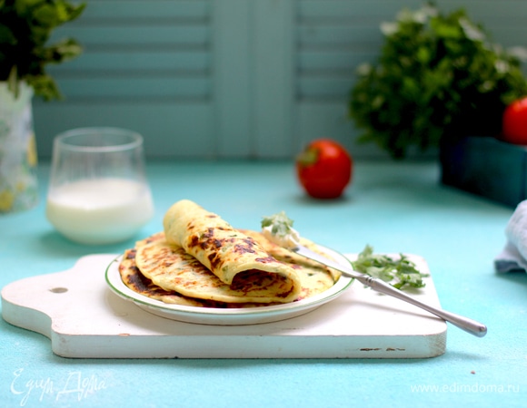 Готовить на медленном огне под закрытой крышкой минут 5–7, накрыть другим кусочком бумаги для выпечки, перевернуть, снять бумагу сверху и подрумянить с другой стороны.