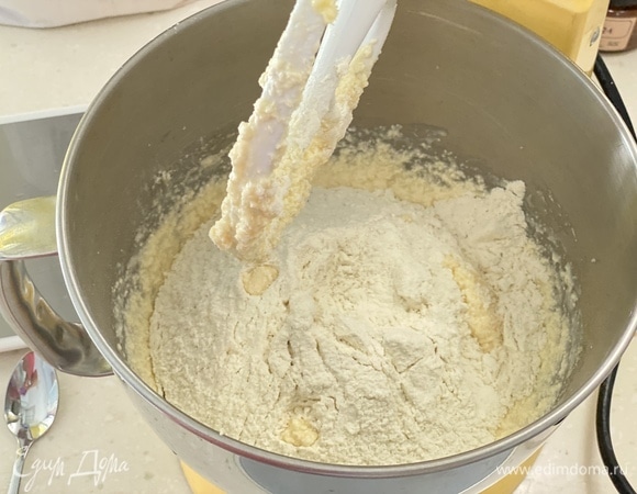 Добавить просеянную муку, соль, разрыхлитель и соду. Перемешать до однородности.