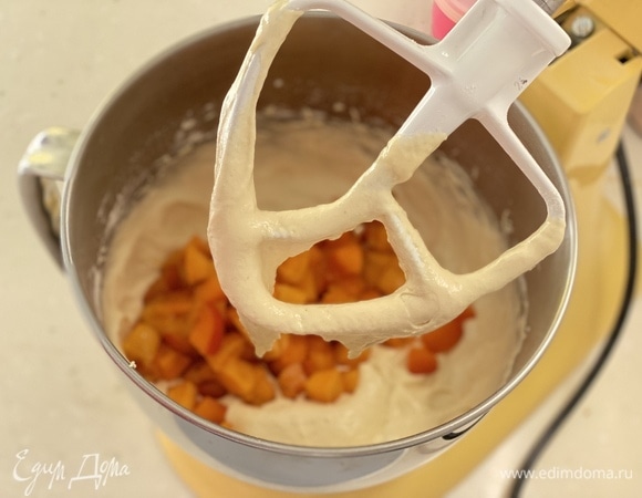 Абрикосы нарезать на кусочки. Добавить в тесто.