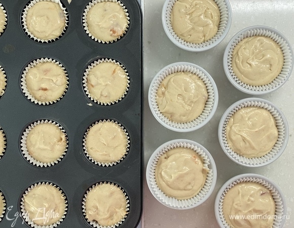 Выложить тесто в формочки для маффинов. Также можно испечь в одной большой форме в виде пирога. Выпекать при 180°C 10 минут, затем еще около 30 минут при 165°C. Готовность проверить зубочисткой.