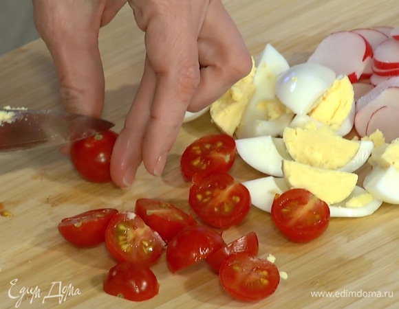 Помидоры черри разрезать пополам, артишоки — на четыре части.