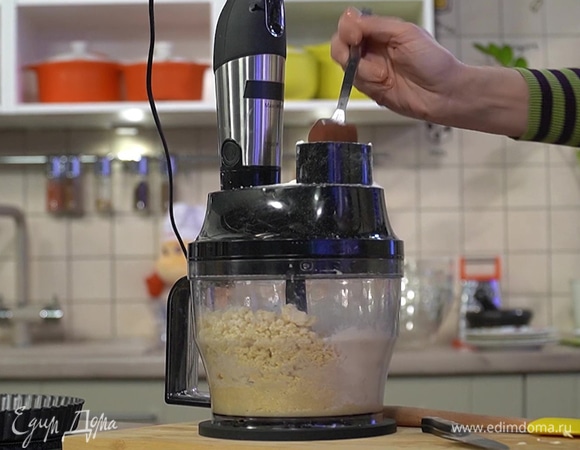 Приготовить тесто: охлажденное сливочное масло, сахар и миндальную муку поместить в чашу блендера и взбить, добавить половину пшеничной муки, желток и вымешать, затем всыпать оставшуюся муку, соль, какао и перемешать все до однородной консистенции.