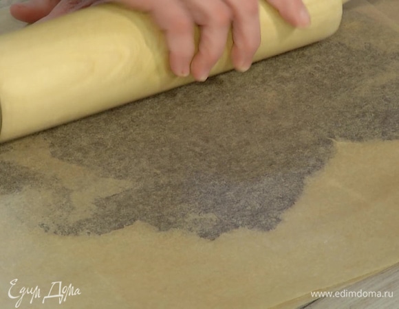 Оставшееся тесто поместить между двумя листами пекарской бумаги, раскатать скалкой в тонкий пласт и нарезать на тонкие полоски.