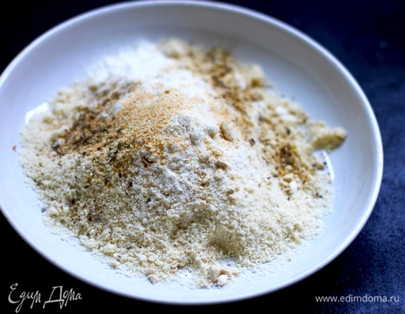 Смешайте муку, соль, чесночный, луковый порошок и разрыхлитель. Добавьте в сыр 2 яйца, насыпьте сухие ингредиенты и тщательно перемешайте. Идеально для этого использовать миксер с насадкой для теста.