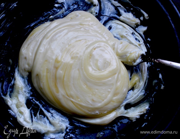 Выложите сливочный сыр в миску, натрите моцареллу и положите сверху. Нагревайте сыр в микроволновке импульсами по 30 секунд и каждый раз перемешивайте, пока сыр не станет однородным (у меня расплавился за 2 раза). Слега остудите.