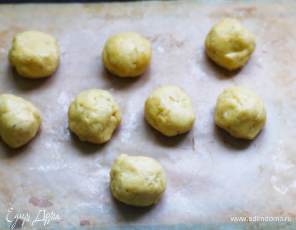 Переложите тесто на пищевую пленку, разделите на 8 частей и скатайте каждую в шарик (смажьте руки оливковым маслом, чтобы тесто не прилипало). Раскатайте шарики теста в палочки толщиной около 2 см.