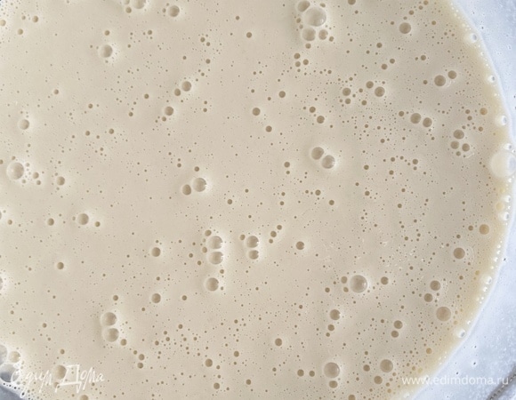 Влить кипяток, растительное масло, еще раз тщательно размешать. Готовое тесто жидкое. Отставить на 20 минут, только потом приступать с жарке.