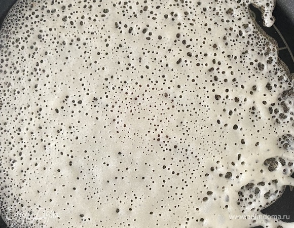 В процессе, когда останется примерно половина теста, оно становится гуще, я добавила еще 80 мл кипятка.