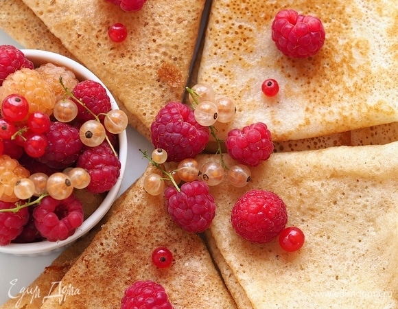 Я смазываю готовые блинчики сливочным маслом и посыпаю сахаром, сворачиваю в треугольник, мы так любим. Приятного аппетита!