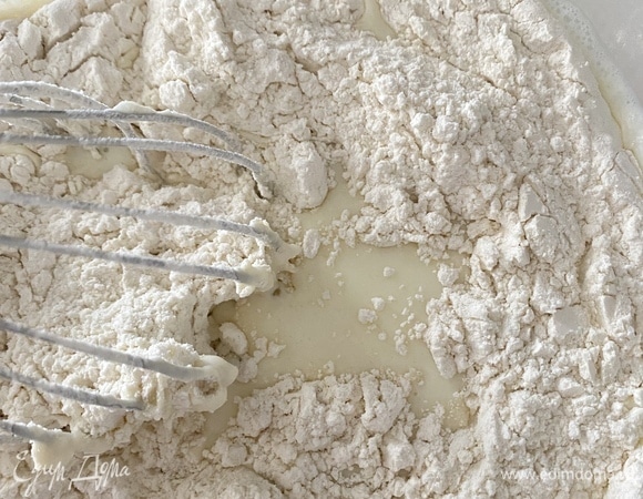 Яйца размешать венчиком с сахаром, добавить кефир комнатной температуры, взбить до однородности. Добавить просеянную муку с содой. Вымешать.