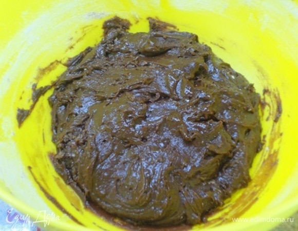 Соединить жидкие и сухие ингредиенты. Тесто получится довольно жидким. Поэтому убираем его в холодильник на 2–3 часа. Тесто приобретет более плотную структуру.