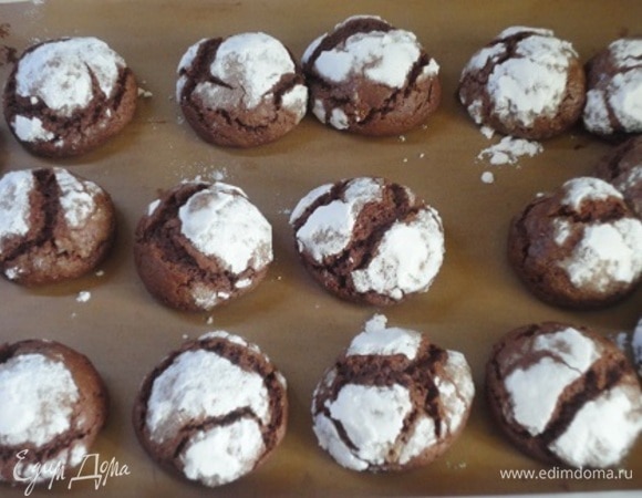 Выпекать в верхней части духовки 12–15 мин. Только не пересушите. Печенье должно быть с тонкой хрустящей корочкой и мягким внутри.