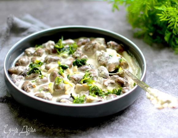 Прогреть все вместе, не доводя до кипения, в течение 5–7 минут, добавив прованские травы и мускатный орех. При подаче готовое блюдо украсить свежей зеленью.