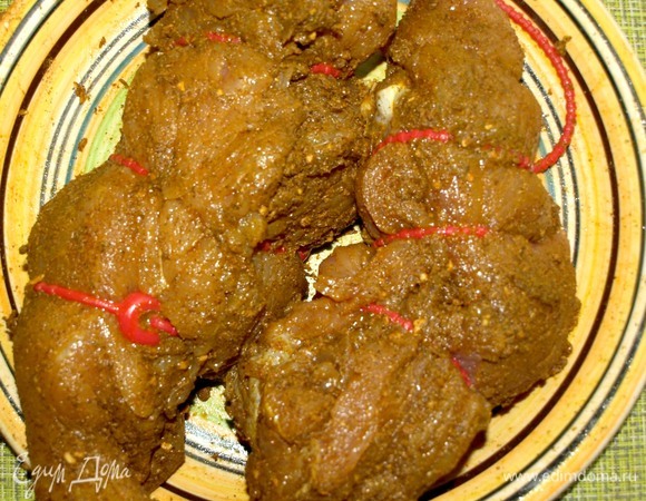 Складываем филе попарно, перетягиваем кулинарной нитью или силиконовыми жгутами. Смазать со всех сторон растительным маслом и маринадом. Оставить мариноваться на 20 минут.