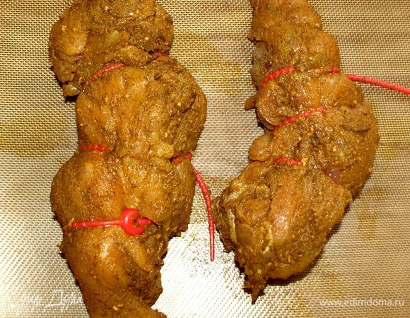 Духовку разогреваем до 250°С. Перекладываем подготовленное филе на противень, застеленый пекарской бумагой или силиконовым ковриком. Отправляем противень в разогретую до 250°С духовку на 15 минут. Отключаем духовку и оставляем в ней индейку на 3–4 часа. Духовку не открываем.