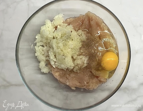 Куриные филе и лук измельчаем или берем куриный фарш.