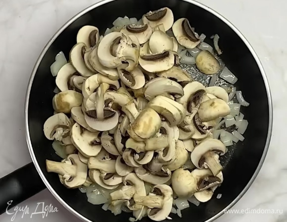 Шампиньоны и лук нарезаем и обжариваем 5 минут на сковородке.
