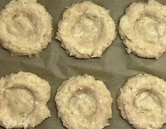 С помощью стакана формируем углубления и руками поправляем корзинки.