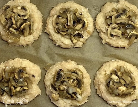 Перекладываем начинку в углубления. Ставим в духовку при 180°C на 15–20 минут.