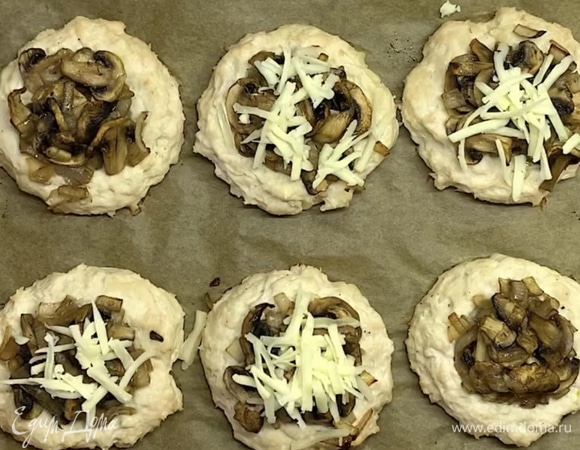 Затем достаем, посыпаем натертым сыром и запекаем еще 5 минут.