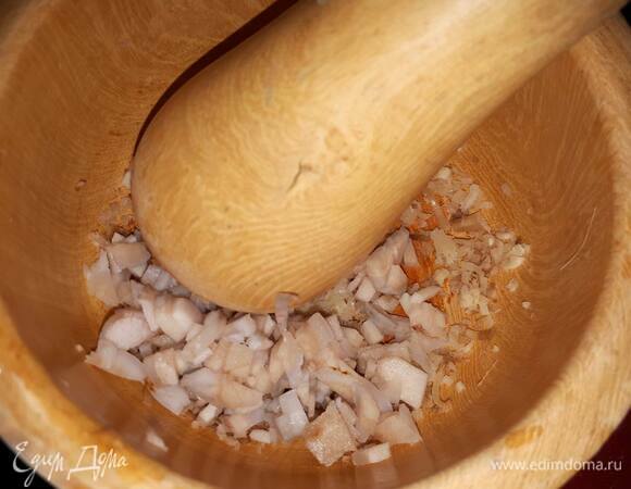 Мелко нарежьте примерно 3 см корня галангала, добавьте в ступку и продолжайте растирать.